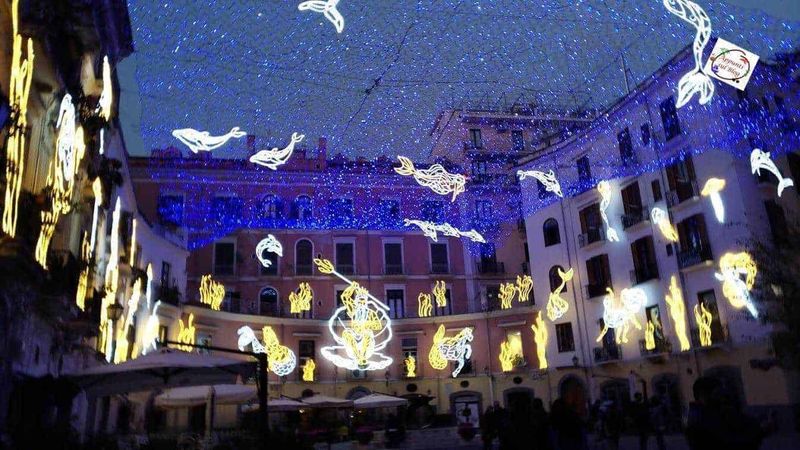 Viaggi brevi weekend, tra mercatini di Natale e vacanze romantiche, naturalistiche o storiche 2 Mercatini di natale: Vita luminoso natalizio con luci decorative di cavalli e figure di Natale, illuminazione urbana di notte, atmosfera festiva, decorazioni di luci appese nel centro storico, evento di Natale a tema equino.