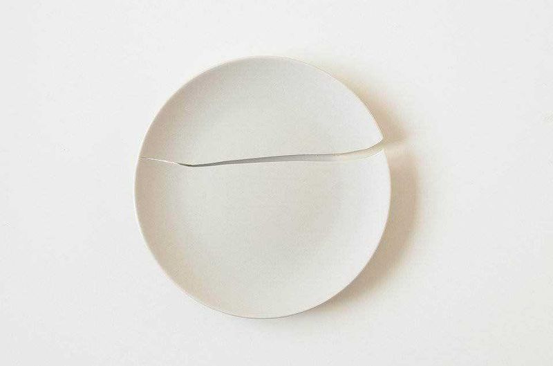 13 tradizioni di Capodanno da tutto il mondo 2 Ceramica bianca minimalista con crepa decorativa, stile elegante e moderno per la casa. Design pulito e semplice per ambienti sofisticati e di tendenza.