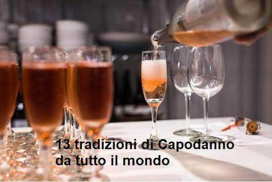 Aperitivo di champagne e flutes su tavolo elegante, celebrazione di tradizioni di Capodanno da tutto il mondo, atmosfera festiva e raffinata, immagini di feste di fine anno, tradizioni internazionali di festa.