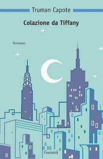 Spuntino di Tiffany sotto la luna sulla skyline di New York di notte, con grattacieli illuminati e cielo stellato, rappresentando un momento di relax e charme della città.