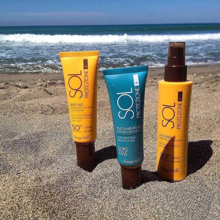 Protezione solare SPF 50, crema viso e spray in spiaggia con vista mare per proteggere la pelle dai raggi UV. Solari di alta qualità per una protezione efficace durante l’estate.