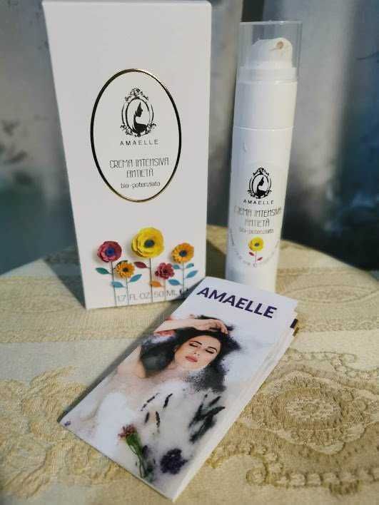 Crema intensiva Amaelle con confezione e opuscolo informativo, ideale per trattamenti di bellezza naturale e bio. Disponibile in farmacia e specializzati in prodotti per la cura della pelle.