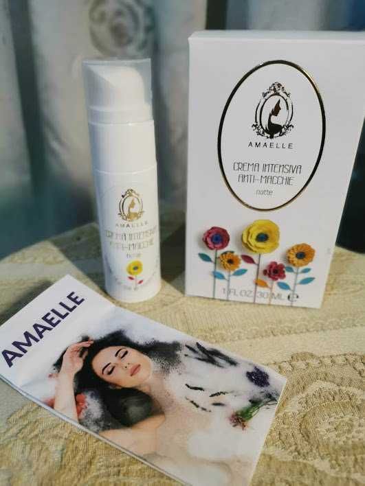 Crema intensiva anti-macchie Amaelle, trattamento viso, prodotto skincare naturale, cura della pelle, anti-invecchiamento, con fiori colorati, confezione elegante, cura della pelle delicata, protezione per viso.