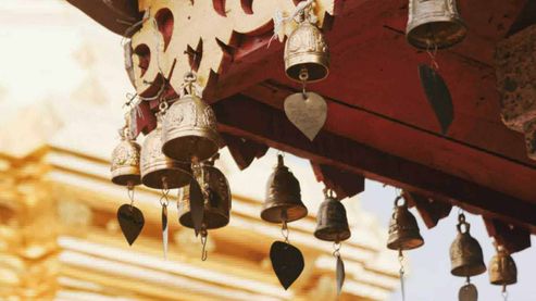 San Valentino storia e 12 tradizioni insolite nel mondo 9 Campanelle tibetane decorative appese in legno e metallo, simbolo di spiritualità e calma, spesso utilizzate in rituali religiosi e meditazioni. Perfette per creare un'atmosfera rilassante e spirituale in casa o nel giardino.