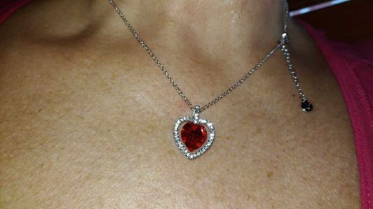 San Valentino storia e 12 tradizioni insolite nel mondo 3 Collana con cuore rosso e pietre brillanti, gioielli eleganti e raffinati, perfetti come regalo e accessorio di moda, metallo lucido e design romantico.