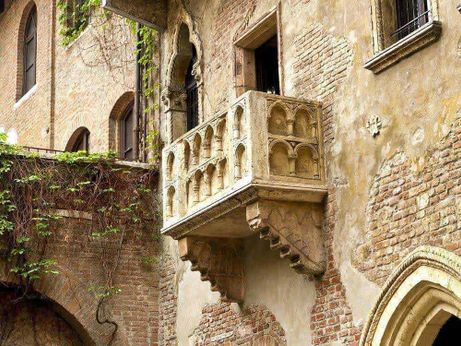 San Valentino storia e 12 tradizioni insolite nel mondo 4 romeo-and-juliet-balcony-in-verona-9045059-9528042