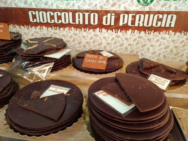 Alimenti scaduti, quali consumare senza rischi 6 Cioccolato di Perugia, tavolette di cioccolato fondente artigianale, senza zucchero e cacao al 100%, ideale per gli amanti del cioccolato puro e di alta qualità. Prodotti autentici e naturali.