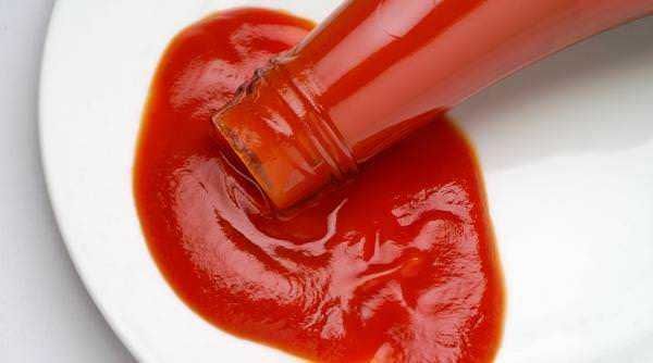 Ketchup, salsa di pomodoro, condimento per hamburger, salsa ketchup naturale, salsa di pomodoro fatta in casa.