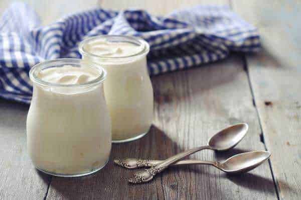 Creme dessert allo yogurt in bicchieri, dolce fatto in casa, fantasia di sapori per dessert estivi, stile rustico, ingredienti freschi e naturali.