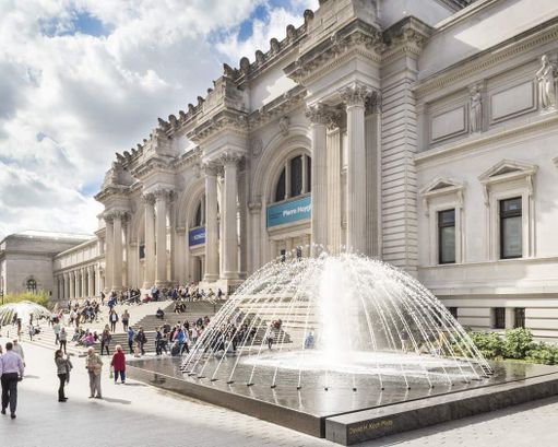 Amanti dell'Arte visiva, scopri 12 città culturali 13 Fountain in front of the Museum of Fine Arts in Boston, Massachusetts, United States.
