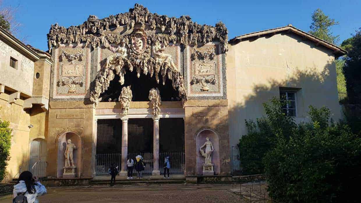 Faro della Manona, San Piero a Sieve, architettura storica, monumento artistico, decorazioni barocche, sculture di rilievo, attrazione culturale, patrimonio storico della Toscana, edificio storico in pietra, arte e storia italiana.