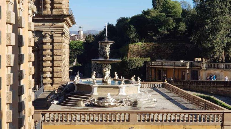 Amanti dell'Arte visiva, scopri 12 città culturali 6 Futnig di una fontana in stile barocco con statue di leoni, ornamenti classici e una cornice elegante, immersa nel paesaggio naturale di un giardino storico, perfetto per appunti di viaggio e turismo culturale.