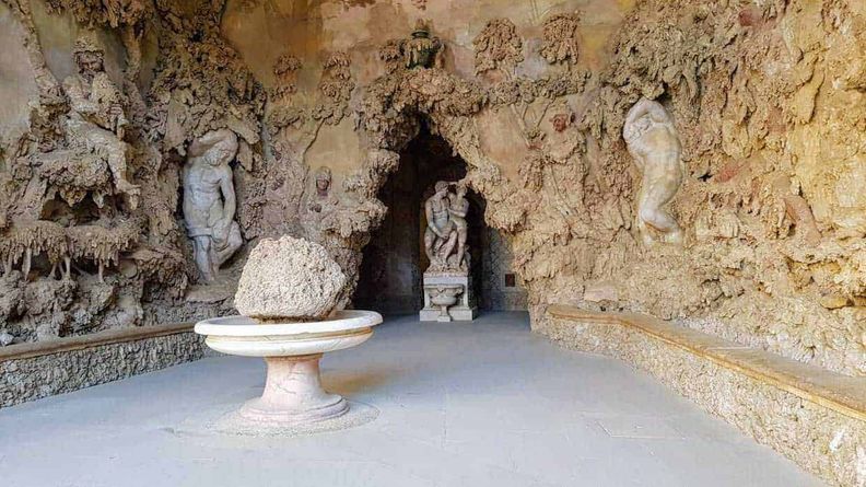 Amanti dell'Arte visiva, scopri 12 città culturali 4 Antico cave con sculture in pietra, decorazioni artistiche e elementi architettonici. Atmosfera suggestiva e ricca di dettagli storici, ideale per appassionati di arte e archeologia.