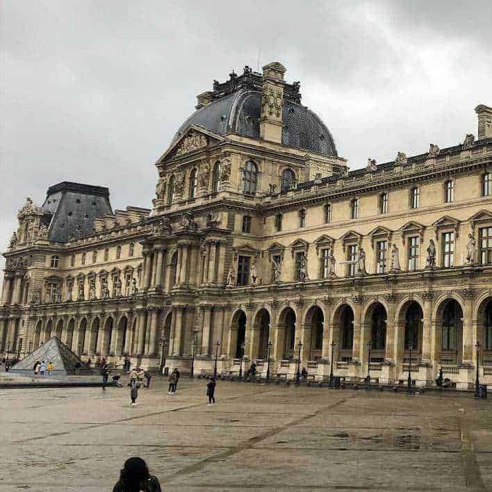 Architettura storica e facciata del Museo del Louvre a Parigi, esempio di arte e cultura francese.