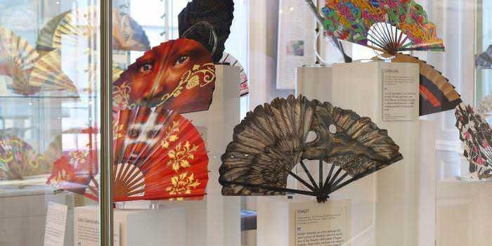 Fascino di ventagli decorativi artistici in esposizione, dettagli di design innovativo e tradizionale, perfetti per appassionati di arte e cultura asiatica.