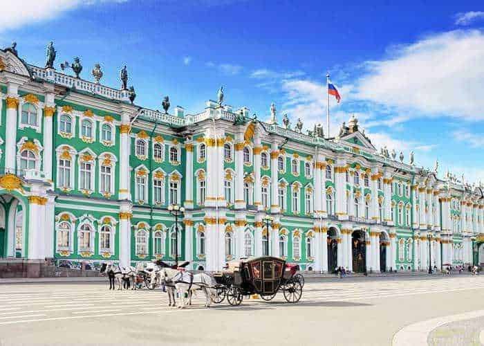 Palazzo di Peterhof con carrozza e cavalli, facciata storica decorata in stile barocco, Russia, tour storico e monumenti emblematici.