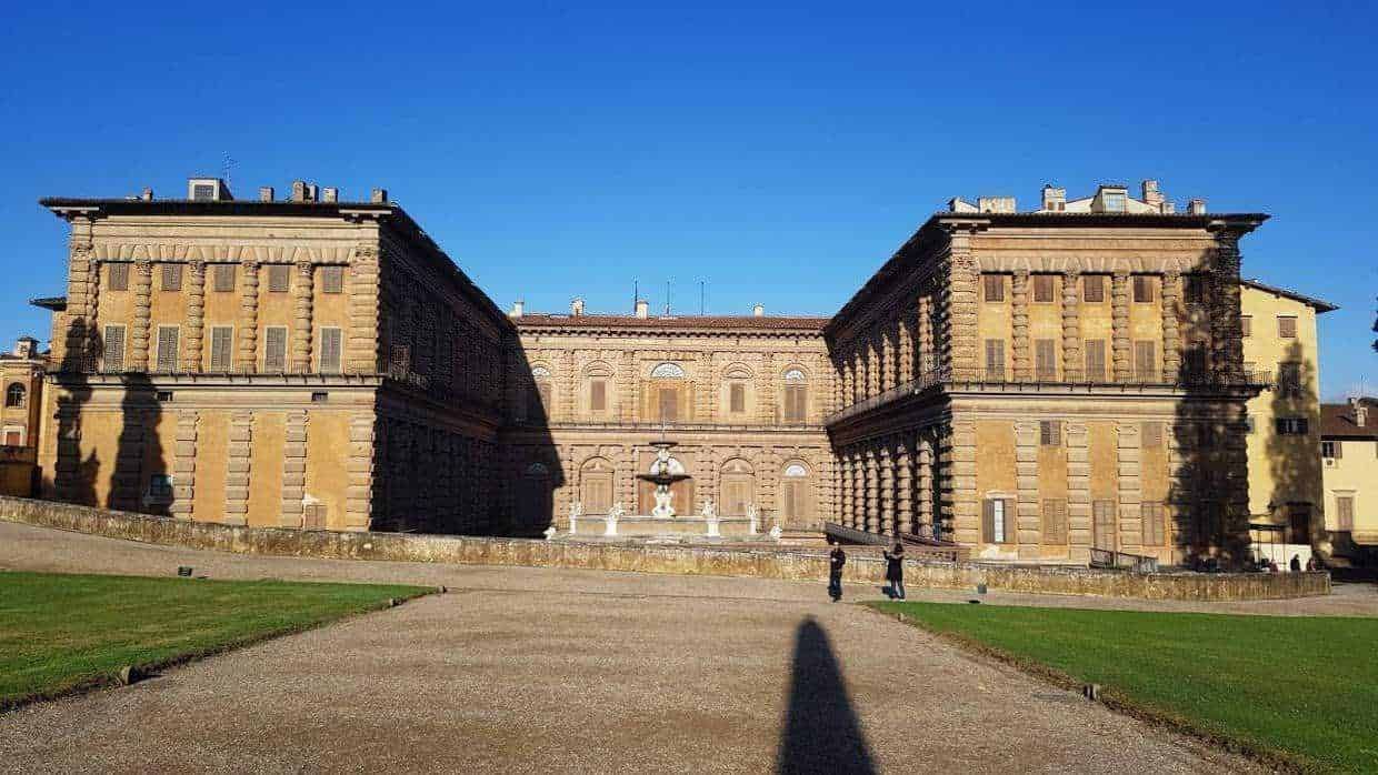 Città d'arte da scoprire: Palazzo storico con fontana centrale e giardino ben curato sotto un cielo azzurro, esempio di architettura iconica in Italia, ideale per appunti sul blog dedicati a monumenti e attrazioni turistiche.
