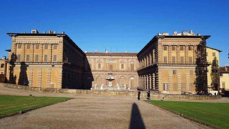 Amanti dell'Arte visiva, scopri 12 città culturali 2 Città d'arte da scoprire: Palazzo storico con fontana centrale e giardino ben curato sotto un cielo azzurro, esempio di architettura iconica in Italia, ideale per appunti sul blog dedicati a monumenti e attrazioni turistiche.