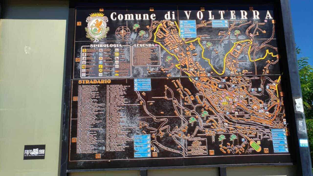 Mura fortificate: Città medievale XI sec aspetto e vita quotidiana. Mappa dettagliata del centro storico di Voltierra con indicazioni di strade, punti di interesse e simboli chiave, ideale per visitatori e residenti.
