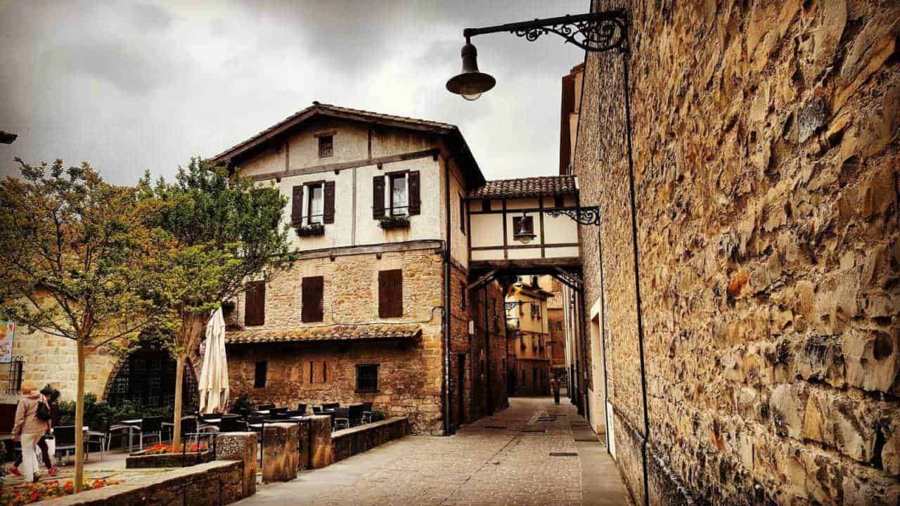 Vecchio quartiere medievale con strade di pietra, case in stile rustico e atmosfera storica, perfetto per appunti di viaggio e turismo culturale in Italia.
