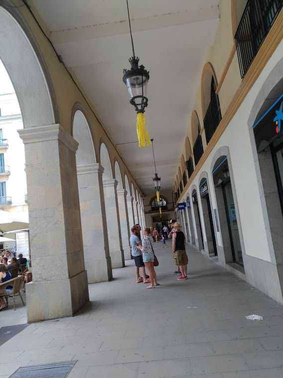 Città medievale XI secolo tra mura fortificate: aspetto e vita quotidiana 5 Frecce sìate appunti sul blog, architettura storica, shopping e turismo, passeggiata in centro, atmosfera estiva, viaggi in Italia, location turistica, sugestioni di viaggio, architettura classica.
