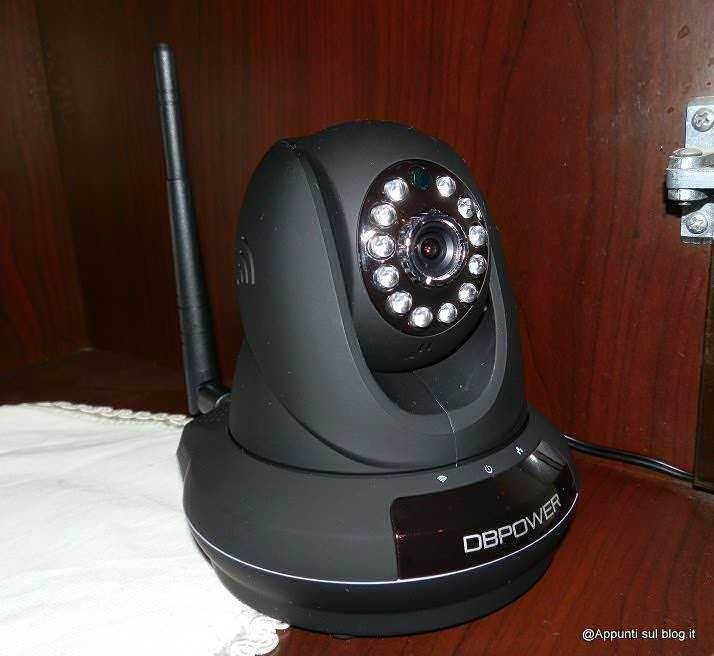 Fotocamera di sorveglianza robotica con luci IR per sicurezza domestica e videosorveglianza a 360 gradi.