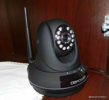 Come evitare i furti in casa in vacanza con un timer temporizzatore 4 Fotocamera di sorveglianza robotica con luci IR per sicurezza domestica e videosorveglianza a 360 gradi.