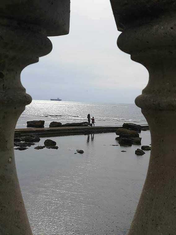 Furti in casa durante le vacanze: FileName: vista-mare-la-spiaggia-con-percorso-in-stile-architettura-antica.jpg.