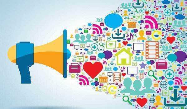 Filenames: megafono-comunicazione-social-media-artefatti-digitali.jpg.