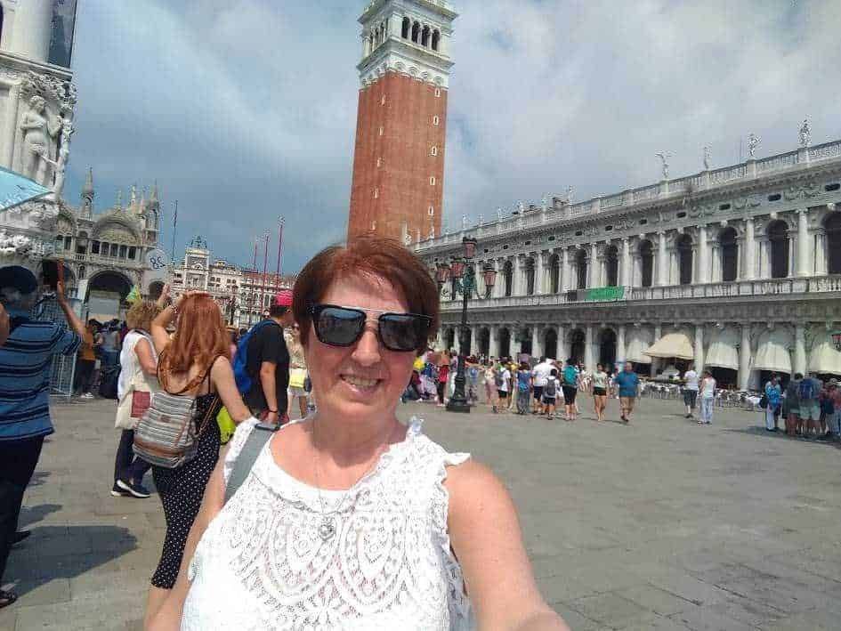 Conteggio turistico a venezia: Torri di Venezia e Piazza San Marco con turista che scatta selfie, atmosfera turistica, viaggio in Italia, attrazioni storiche e culturali della città veneziana.