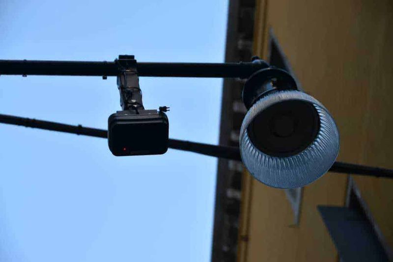 Videocamera di sorveglianza all'aperto installata su un palo, perfetta per la sicurezza urbana e sistemi di videosorveglianza, cattura immagini di alta qualità per monitoraggio e prevenzione.