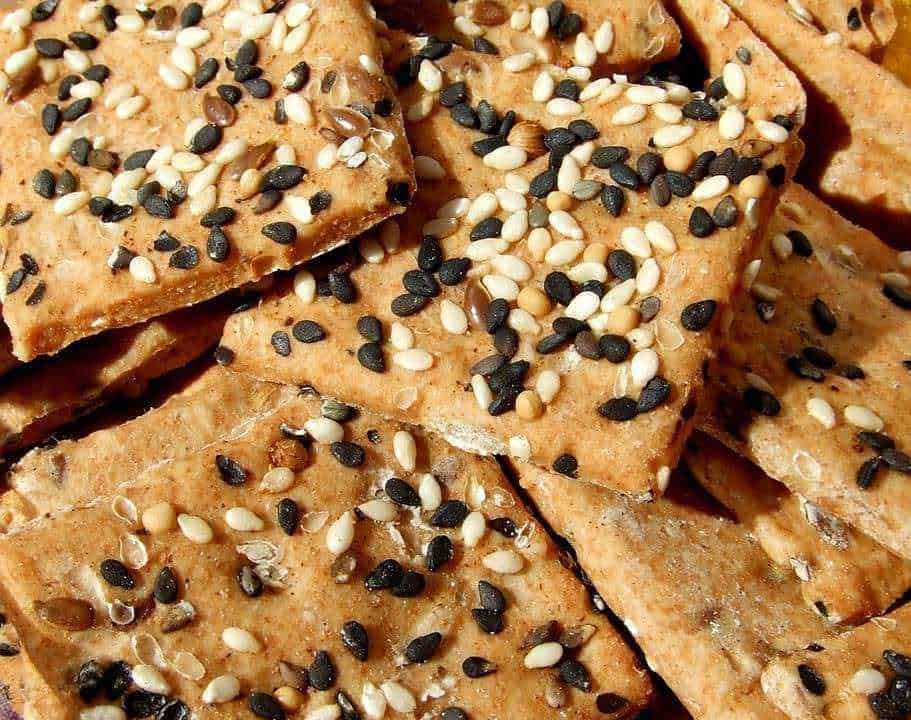 Croccanti cracker integrali ricoperti di semi di sesamo e lino, perfetti per uno snack salutare e ricco di fibre. Ideali per una pausa energetica o come accompagnamento a insalate e piatti leggeri.
