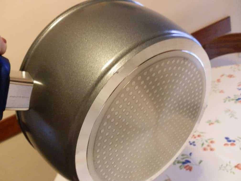 Pannelli da cucina con pentole antiaderenti in silicone blu, stoviglie per cucinare in modo efficiente e sicuro, perfette per preparare pasti deliziosi in cucina.