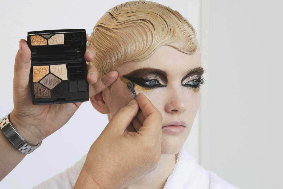 Palette di ombretti, trucco occhi audace, makeup artist applica make-up artistico, bellezza e moda, tutorial di trucco professionale.