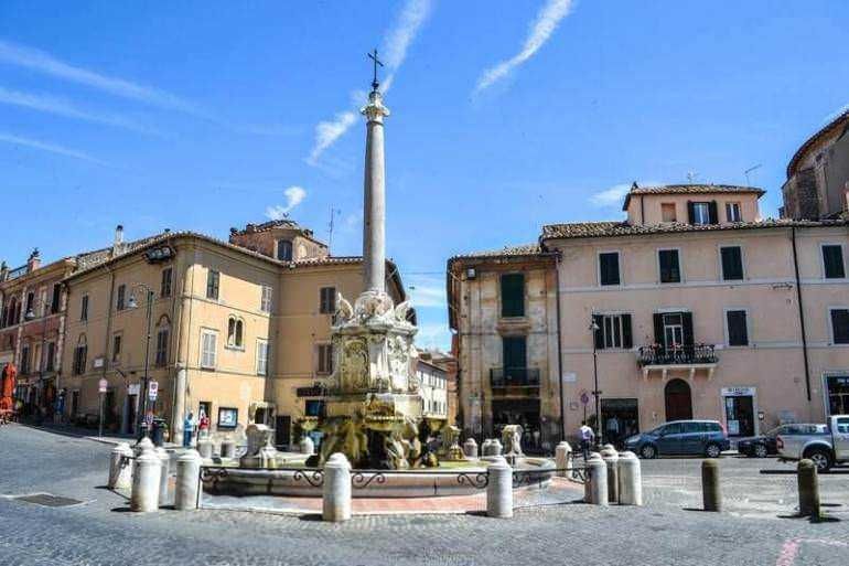 Tarquinia e necropoli etrusche nell'Alto Lazio 2 Tarquinia e necropoli etrusche: Necropoli etrusca di monterozzi: Franchettina antica al centro di una piazza storica di Roma con edifici tradizionali e cielo azzurro, luogo di interesse culturale e turistico.