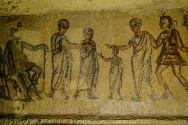 Vita quotidiana nell'antica Roma, scena di persone che interagiscono e conversano in un ambiente storico, raffigurazione artistica di epoca classica.