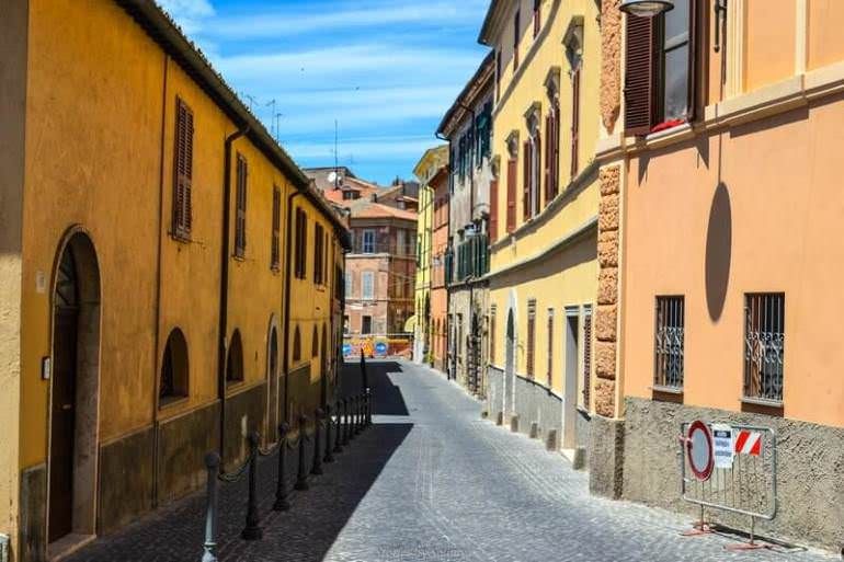 Tarquinia, borgo e necropoli etrusche nell'Alto Lazio