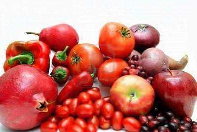 Pomodori, mele e frutti di colore rosso, uva e cipolle su sfondo bianco, rappresentano prodotti freschi e naturali, ideale per blog sulla cucina, alimentazione sana e ricette salutari.