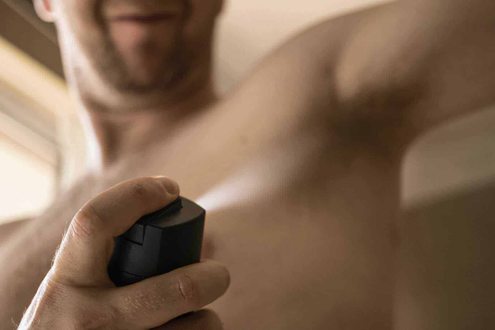 Penis in fase di erezione durante una seduta di masturbazione con un vibratore. Primo piano di un uomo che stimola se stesso con un dispositivo erotico, immagine di contenuto sessuale e intimo.
