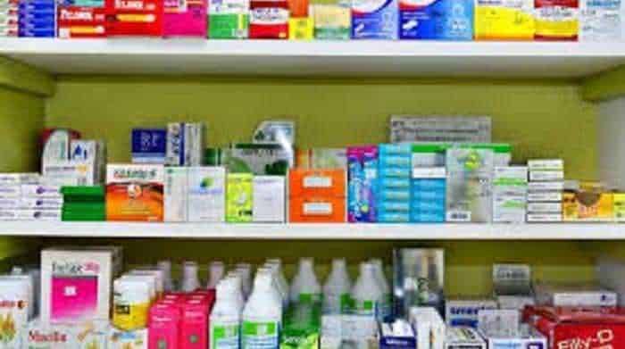 Ampolle e scatole di farmaci su scaffali di farmacia, prodotti medicinali e integratori alimentari in pronta vendita. Immagine di farmacia con vari medicinali per la cura e la salute.