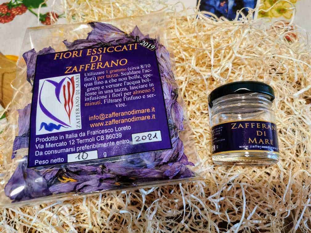 Profumo di fiori essiccati di zaghera con vasetto di zafferano di mare, decorazione naturale, prodotto artigianale italiano, per aromaterapia e cucina, packaging elegante, autenticità e tradizione.
