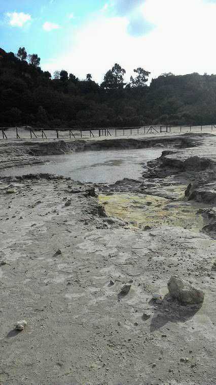 Area della Solfatara con manifestazioni fumaroliche.