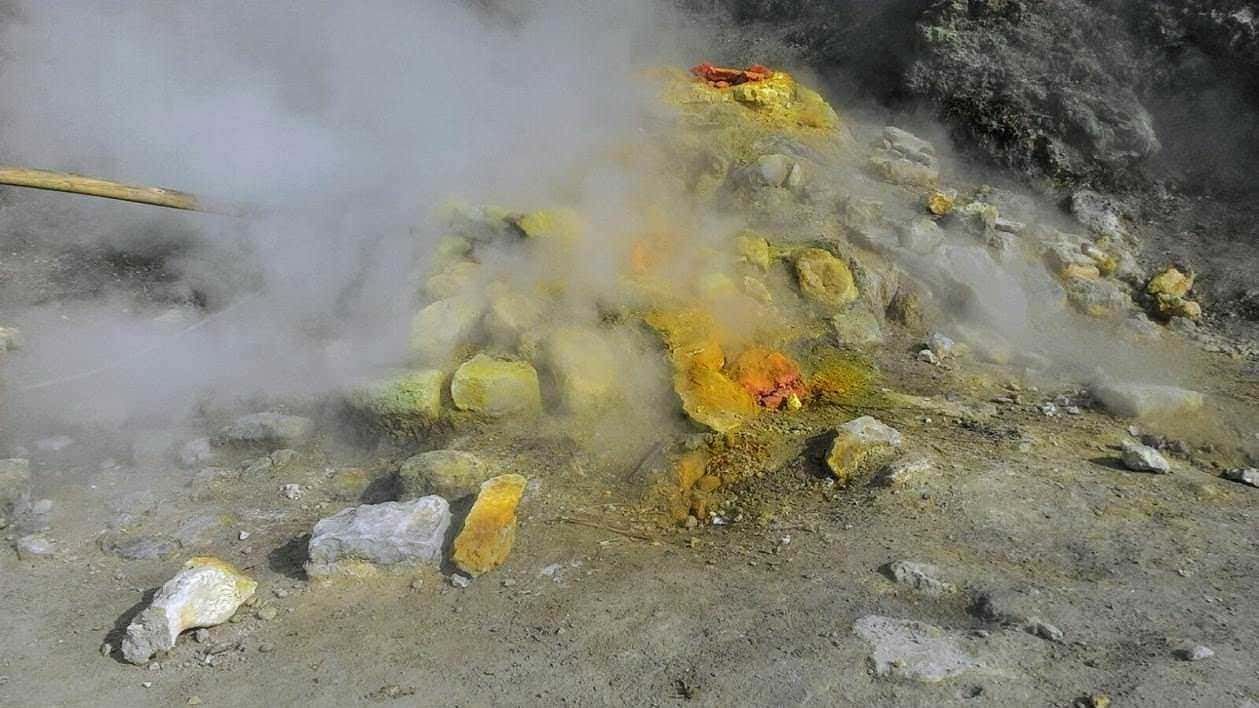 Fumarole nell'area della Solfatara.