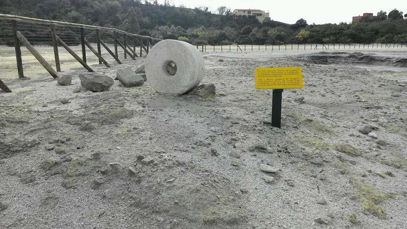 Campi Flegrei caldera vulcanica della Solfatara a Pozzuoli 7 Manufatti età romana. Ruote che macinavano pigmenti