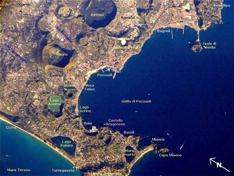 Spiaggia di Cuma, Lago Fusaro, e Golfo di Pozzuoli con il Castello Aragonese