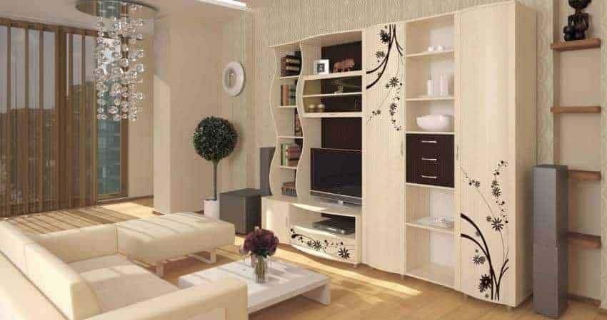 Elegante soggiorno moderno con parete attrezzata bianca, divano beige, tavolino centrale e decorazioni floreali per un design d'interni accogliente e sofisticato.