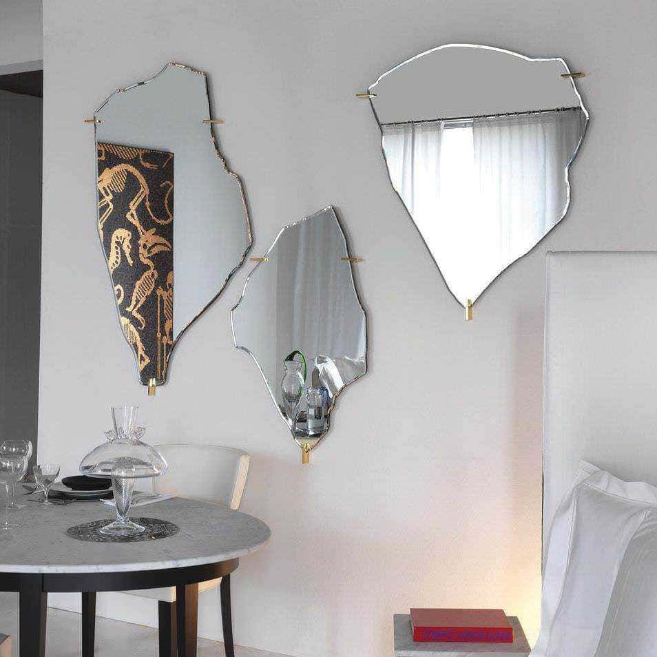Specchio decorativo a specchio frammentato e originale in soggiorno con decorazioni moderne e di design. Creatività e stile in arredi di classe.