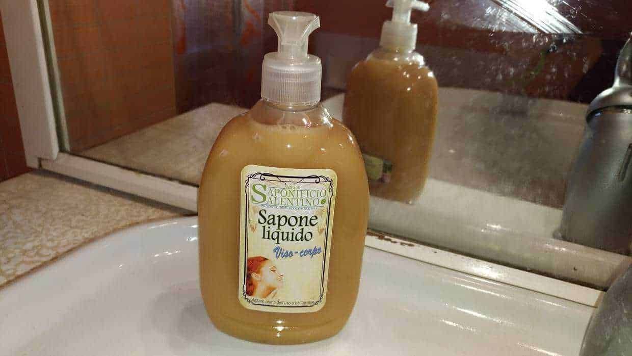Sapone liquido naturale per il corpo, detergente e igiene personale, con etichetta che indica uso su tutto il corpo, ideale per la cura quotidiana della pelle.