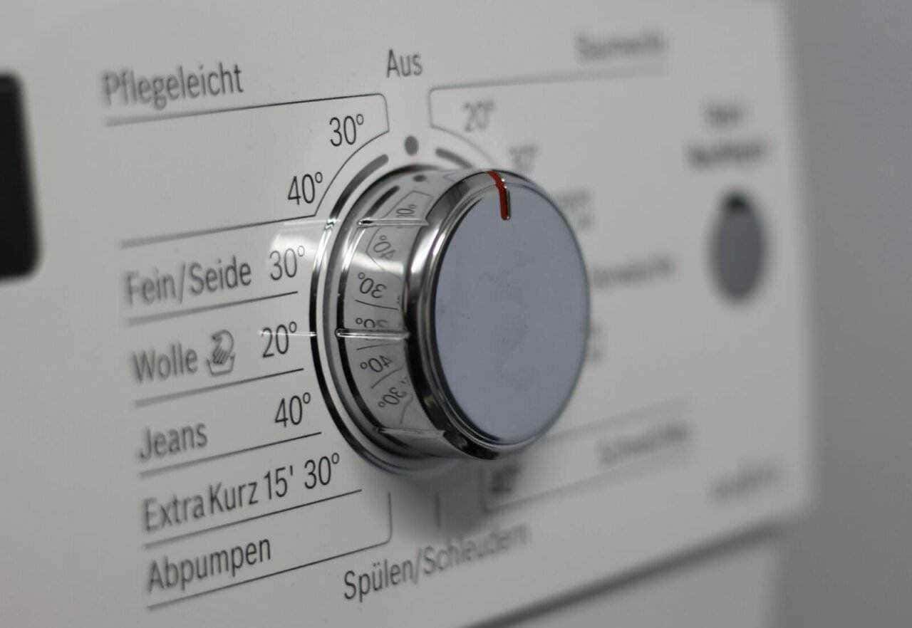 Lavatrice con manopola di impostazione temperatura programmazione lavaggio cura dei vestiti.