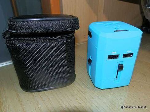 eBoot Tecnologia smart multifunzionale, adattatore da viaggio universale 6 Cleaning device for electronic accessories and gadgets, compact and portable, in a black carrying case with blue portable washing machine.